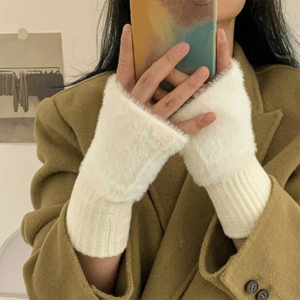 Women's warm and protective half-finger gloves suitable for spring, autumn and winter. Soft and comfortable.