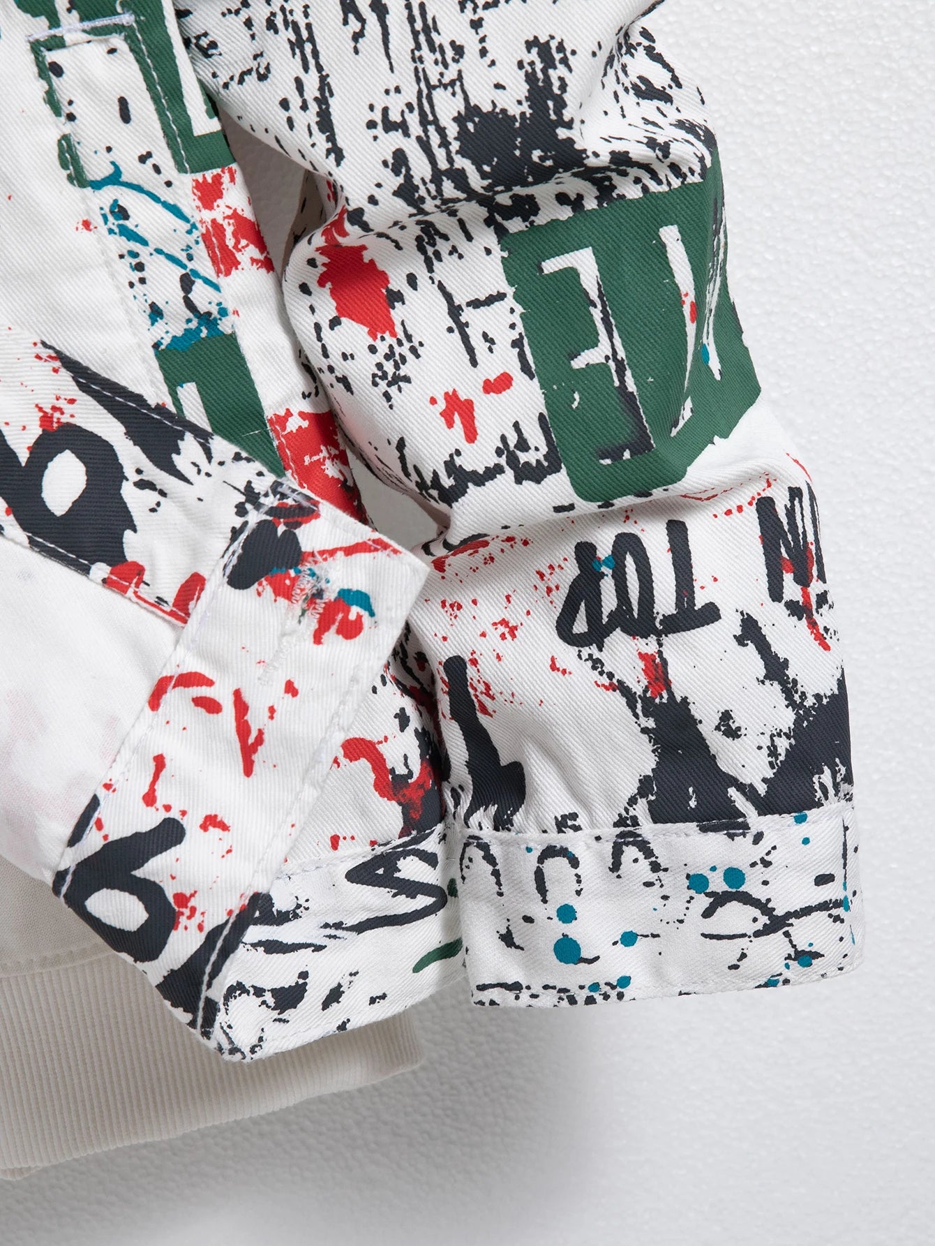 Men's spring-summer graffiti print denim jacket, regular size. Stylish street style.