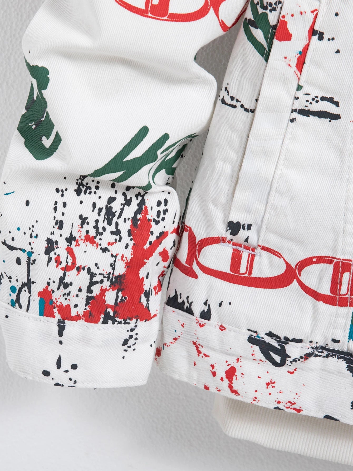 Men's spring-summer graffiti print denim jacket, regular size. Stylish street style.