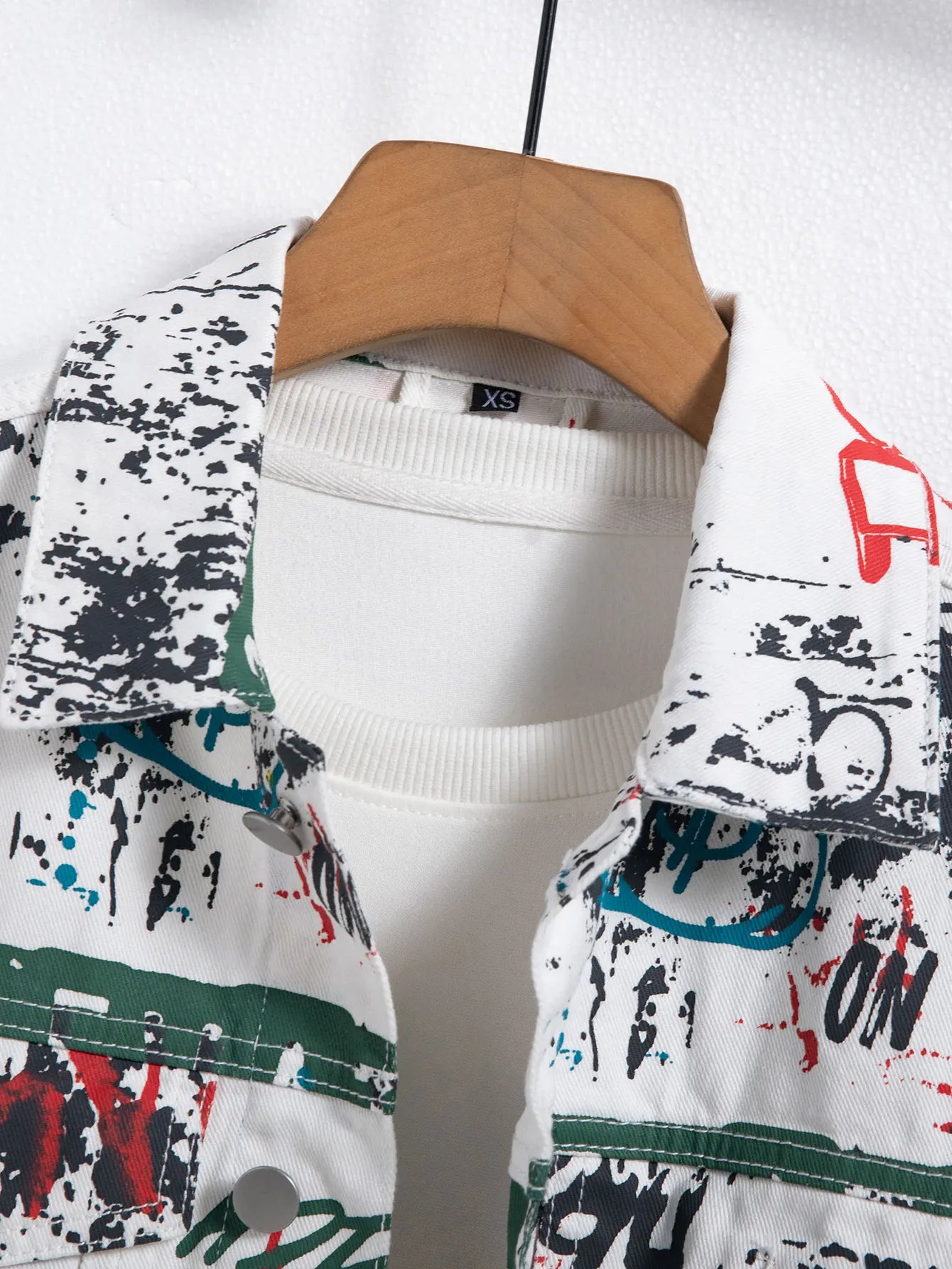 Men's spring-summer graffiti print denim jacket, regular size. Stylish street style.