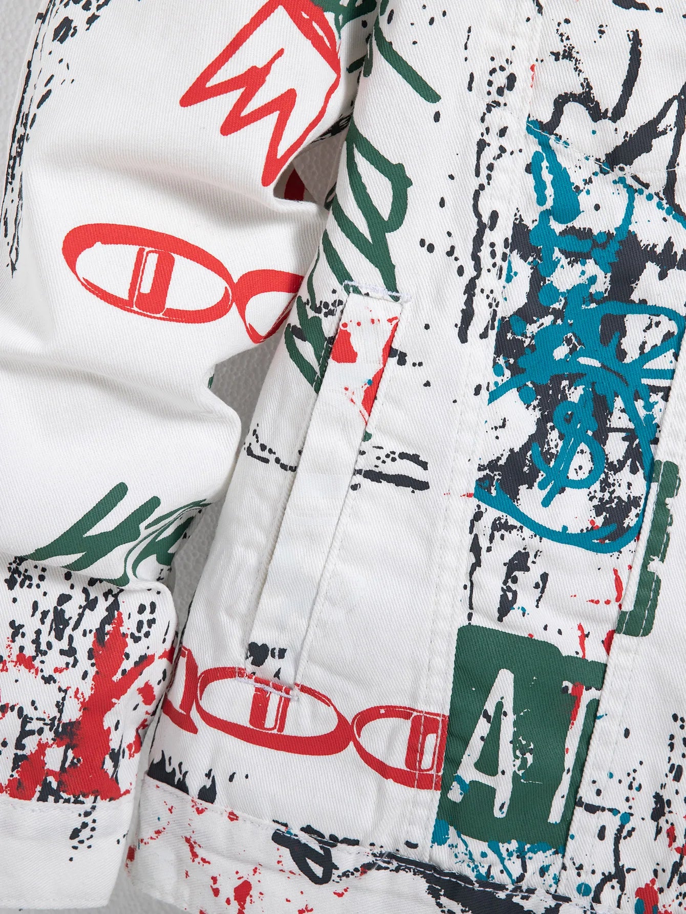 Men's spring-summer graffiti print denim jacket, regular size. Stylish street style.