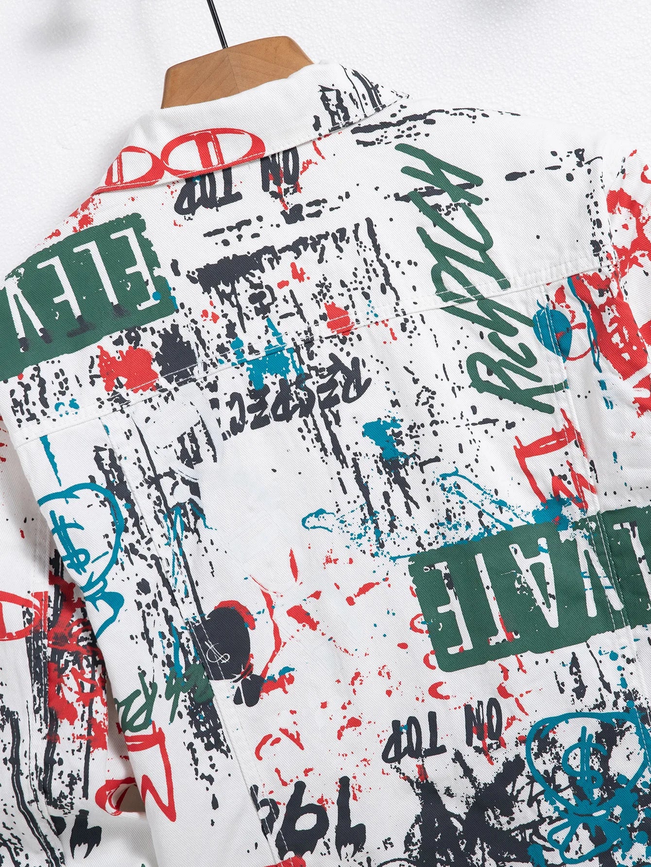 Men's spring-summer graffiti print denim jacket, regular size. Stylish street style.